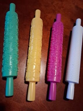 Set Of 4 Textured Rolling Pins- Green, Yellow, Pink, White